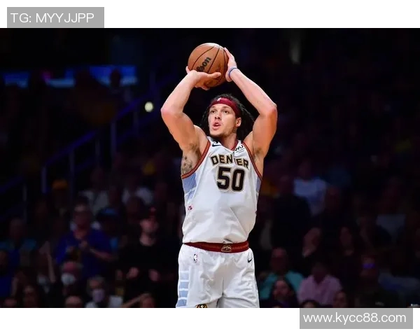 阿隆戈登半场表现出色7投4中贡献12分5篮板3助攻助力球队战局